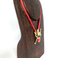 Collar escarabajo dorado y rojo con cordón de seda natural.