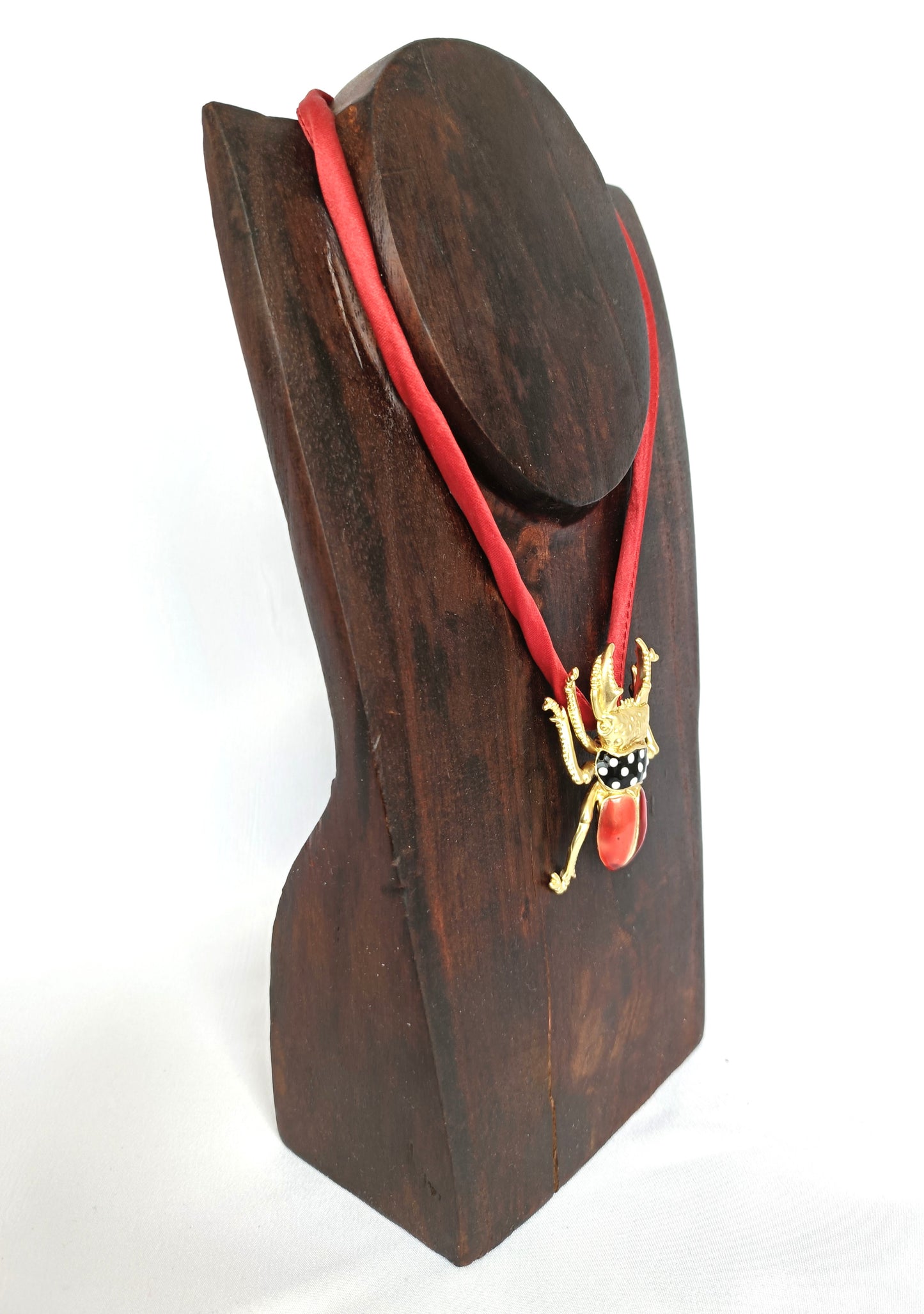 Collar escarabajo dorado y rojo con cordón de seda natural.