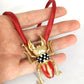 Collar escarabajo dorado y rojo con cordón de seda natural.