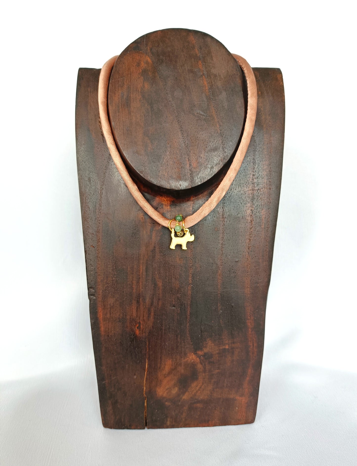 Collar cortito de seda tostada con perrito blanco y aventurina verde.