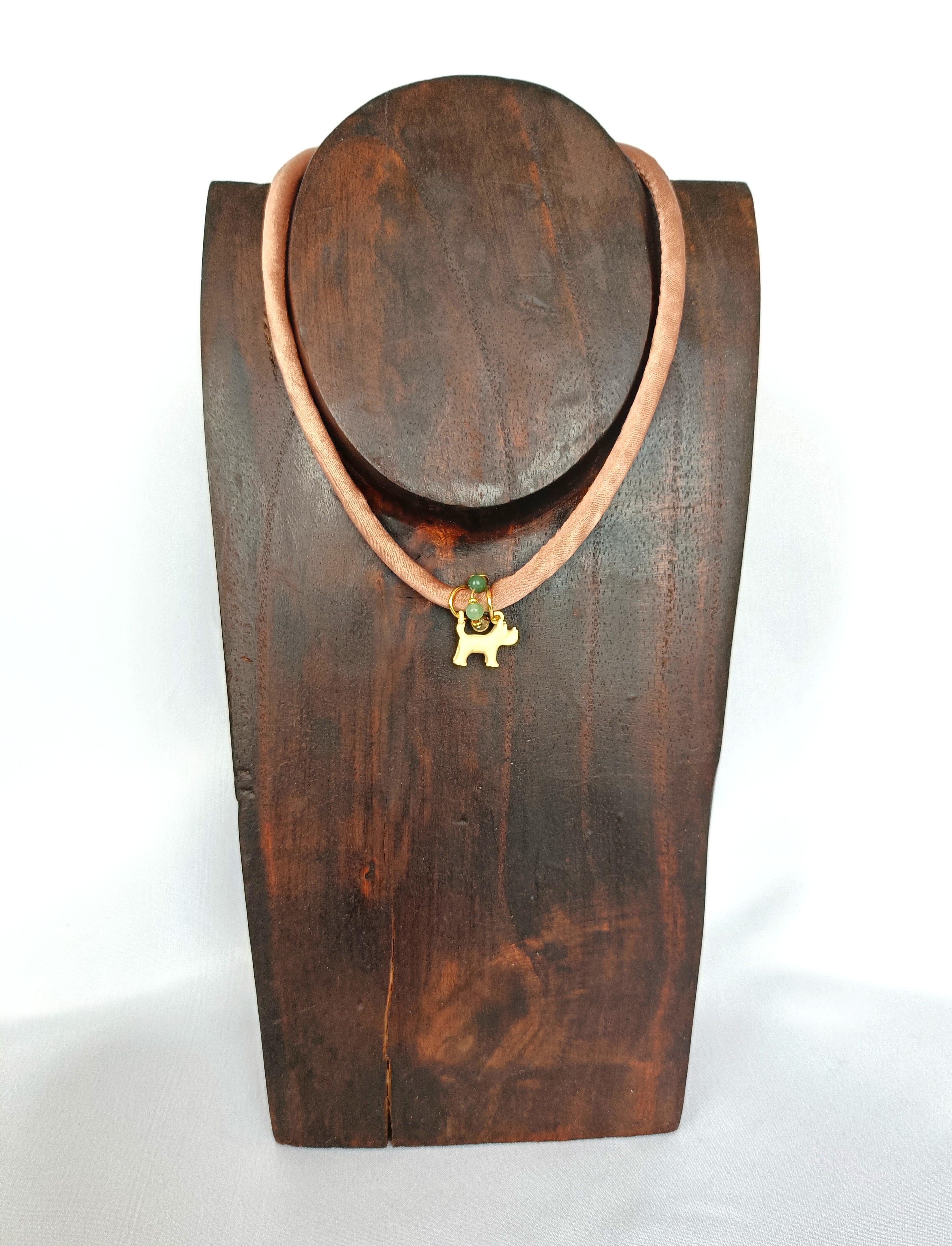 Collar cortito de seda tostada con perrito blanco y aventurina verde.