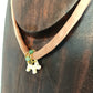 Collar cortito de seda tostada con perrito blanco y aventurina verde.