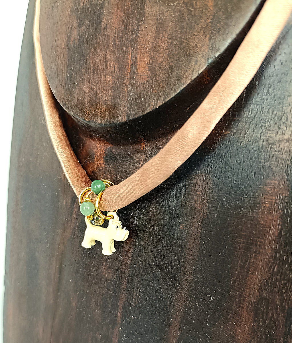 Collar cortito de seda tostada con perrito blanco y aventurina verde.