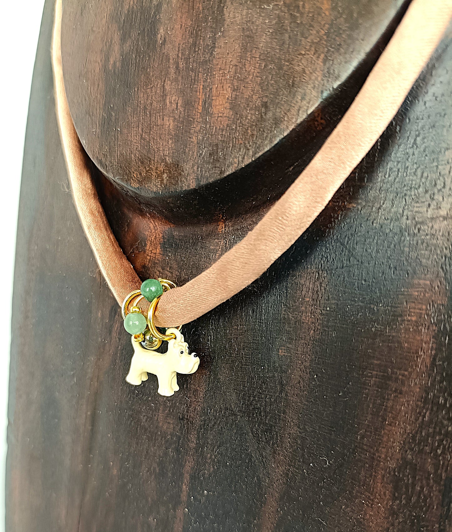 Collar cortito de seda tostada con perrito blanco y aventurina verde.