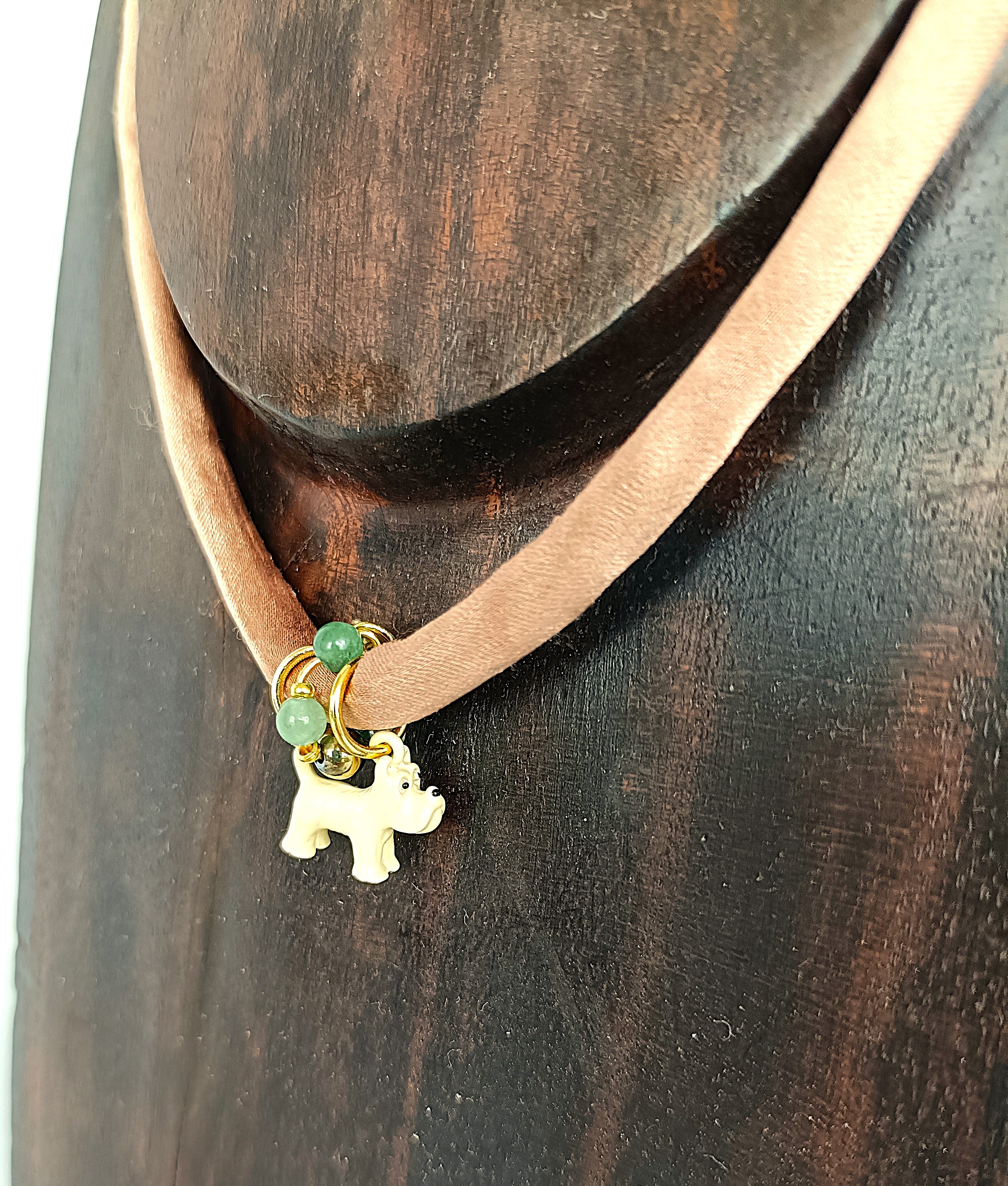 Collar cortito de seda tostada con perrito blanco y aventurina verde.