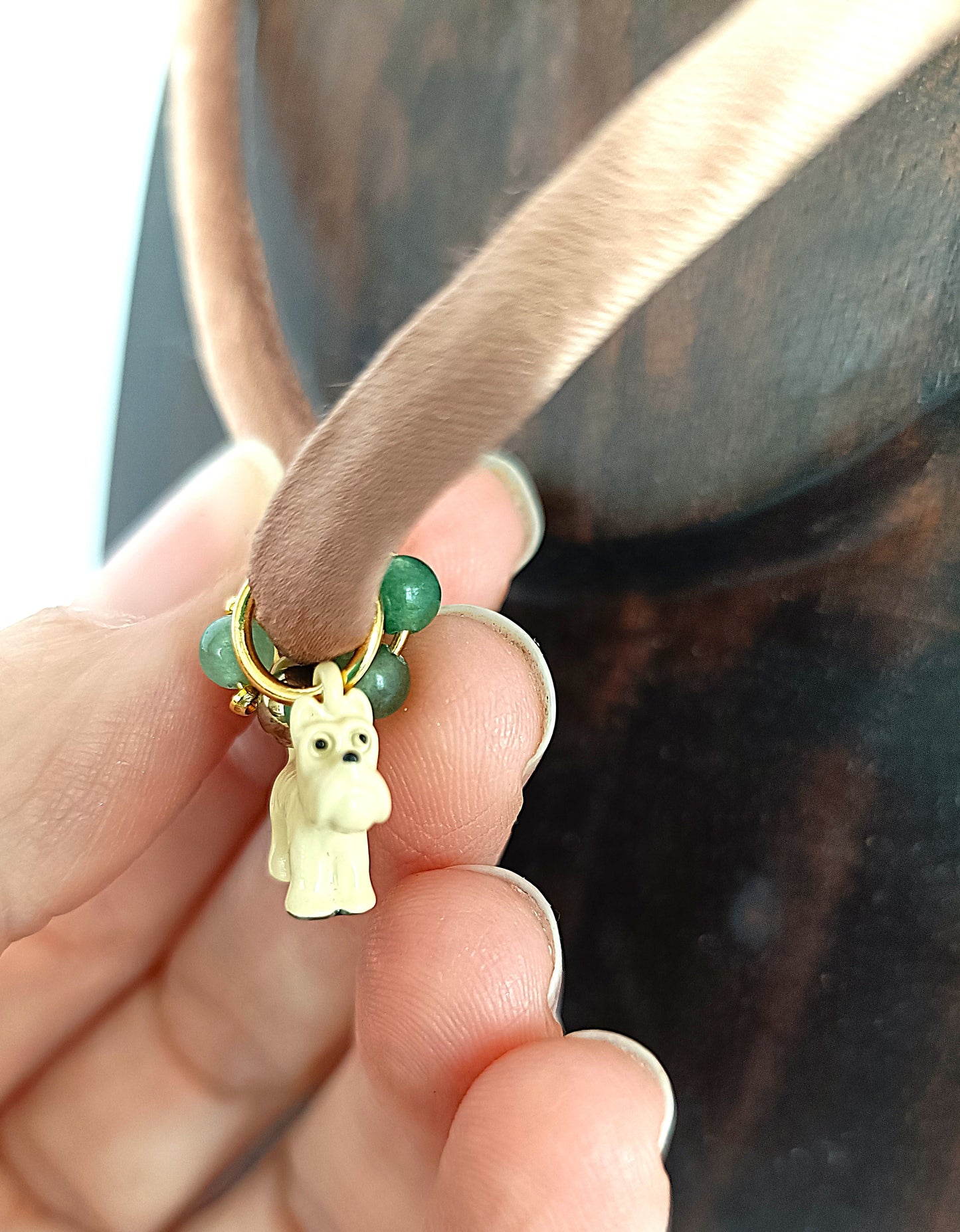 Collar cortito de seda tostada con perrito blanco y aventurina verde.