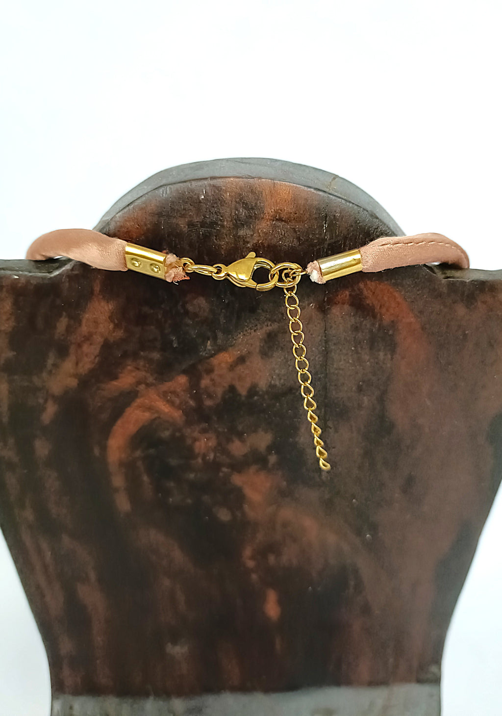 Collar cortito de seda tostada con perrito blanco y aventurina verde.