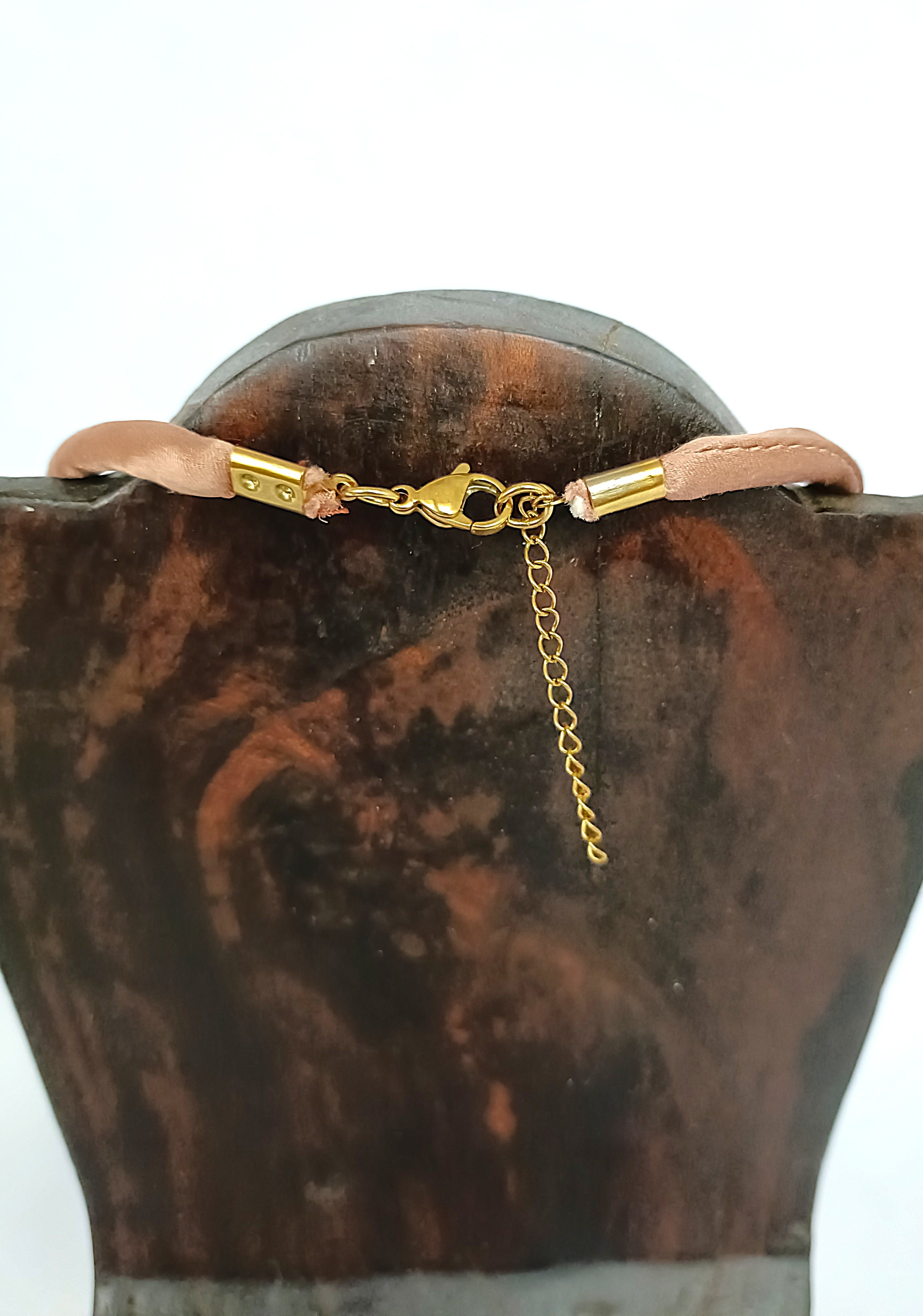 Collar cortito de seda tostada con perrito blanco y aventurina verde.