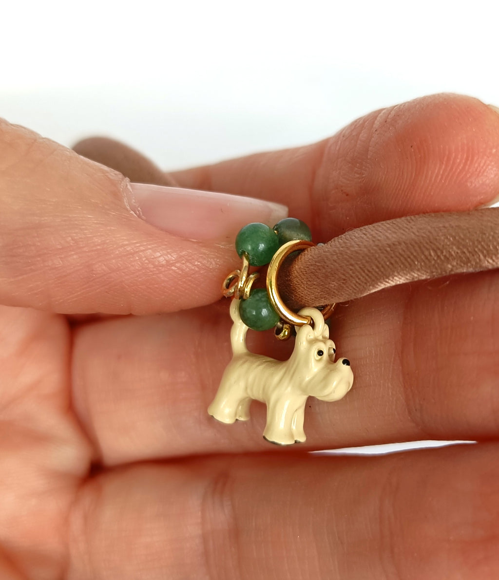 Collar cortito de seda tostada con perrito blanco y aventurina verde.
