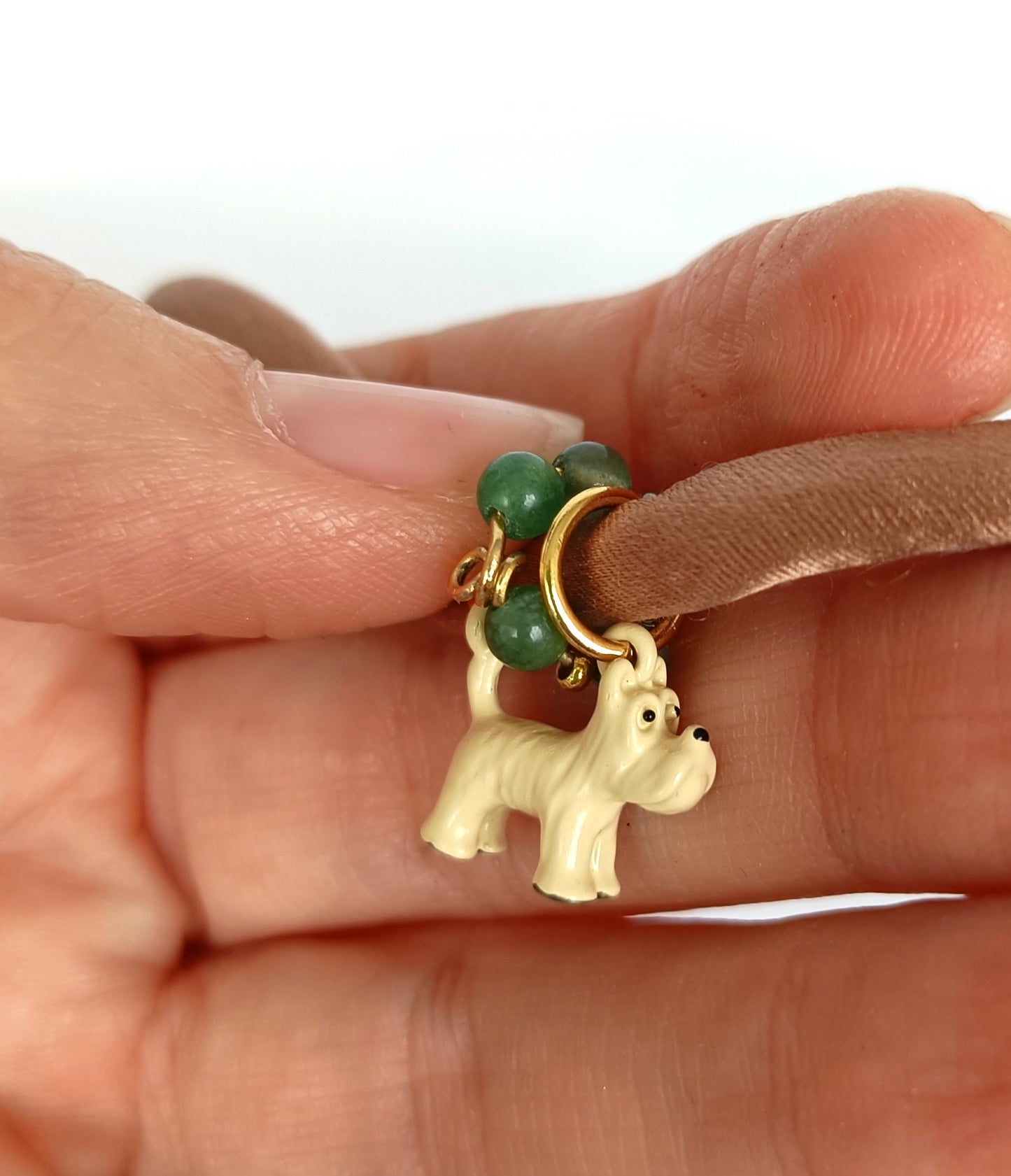 Collar cortito de seda tostada con perrito blanco y aventurina verde.