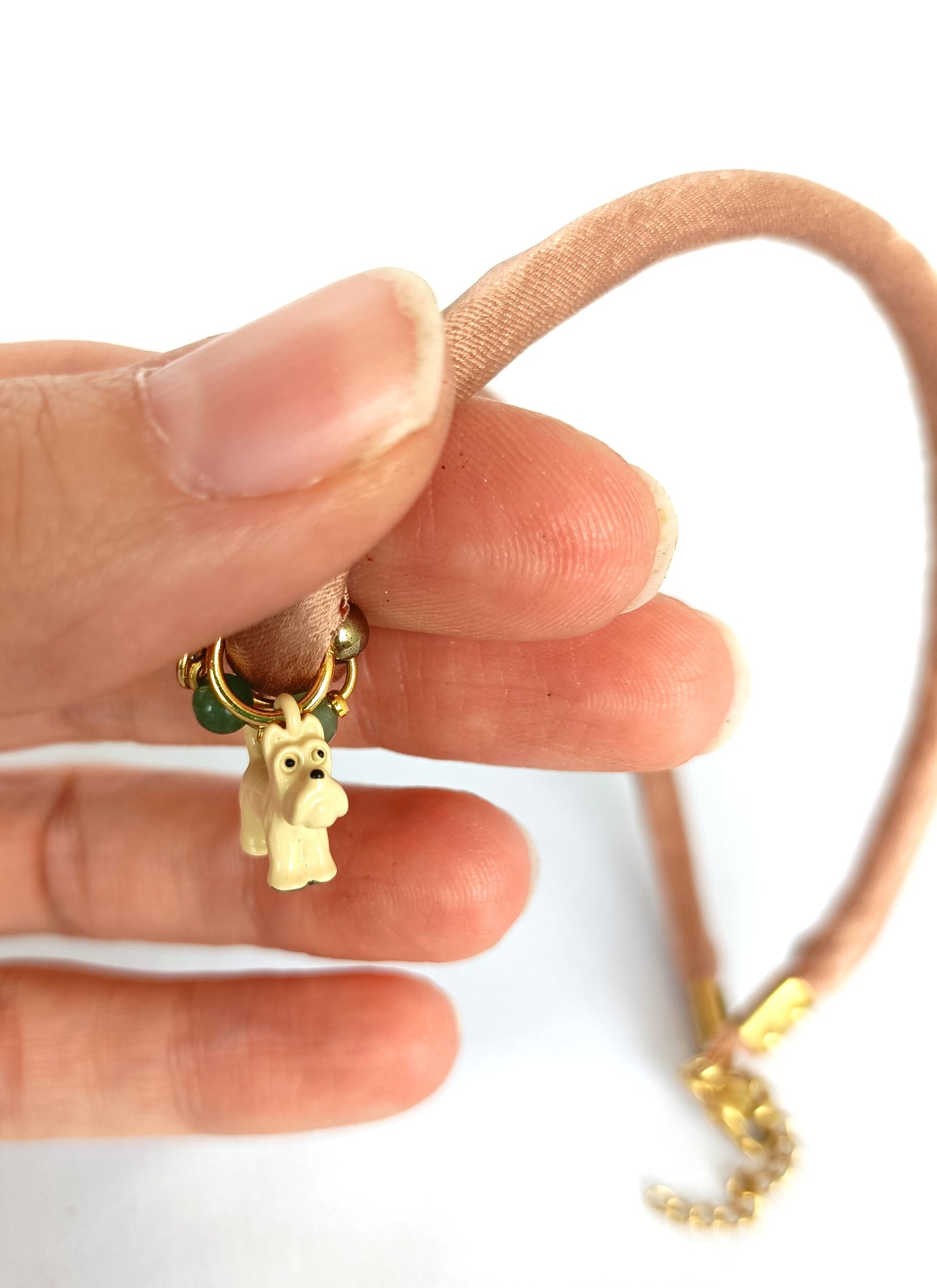 Collar cortito de seda tostada con perrito blanco y aventurina verde.