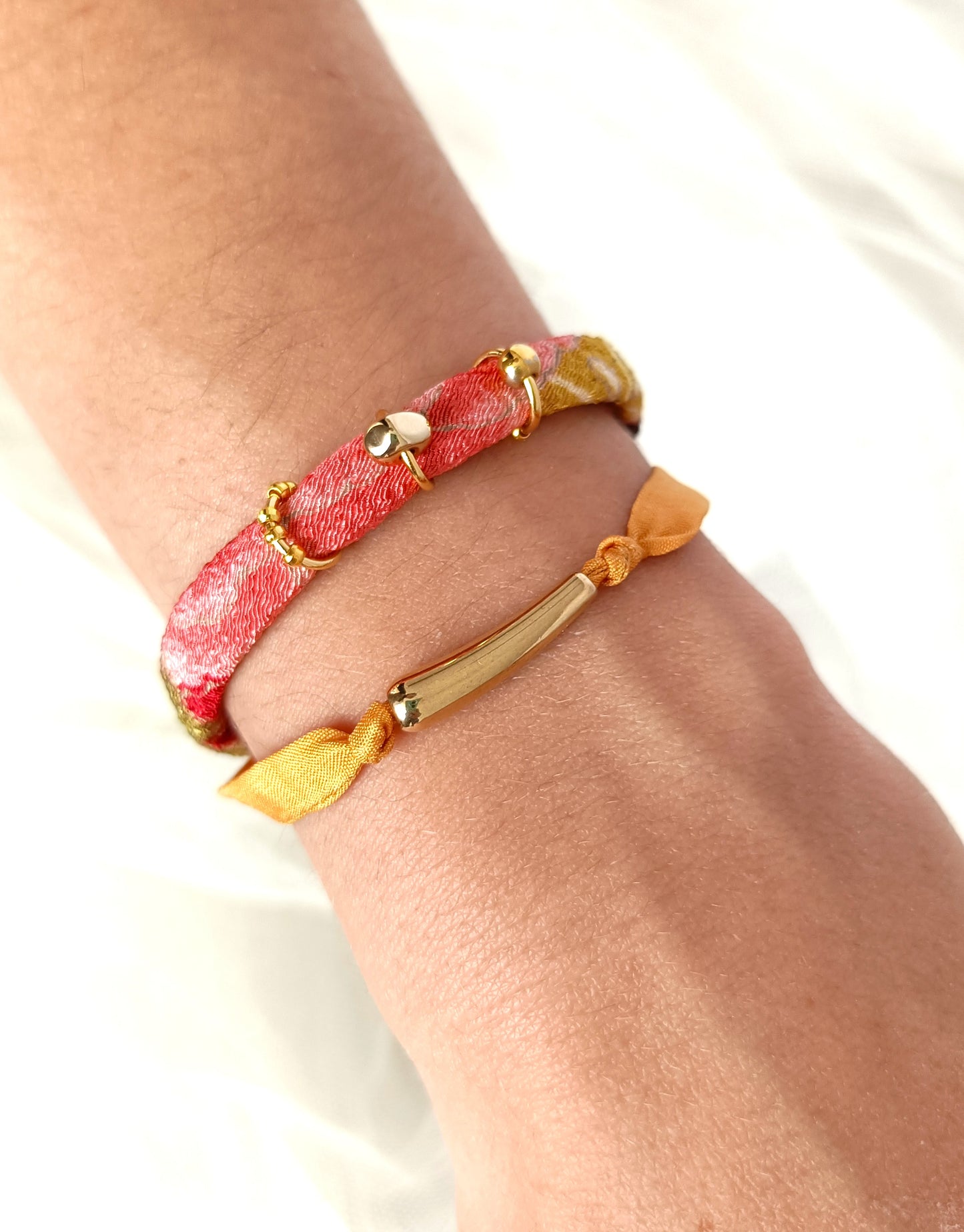 Pulsera doble de seda mostaza y cinta estampada con detalles dorados.