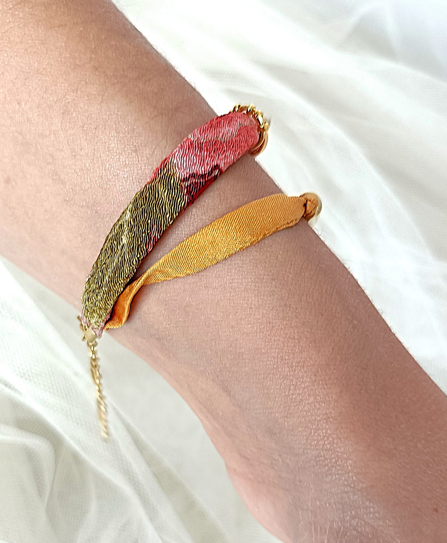 Pulsera doble de seda mostaza y cinta estampada con detalles dorados.