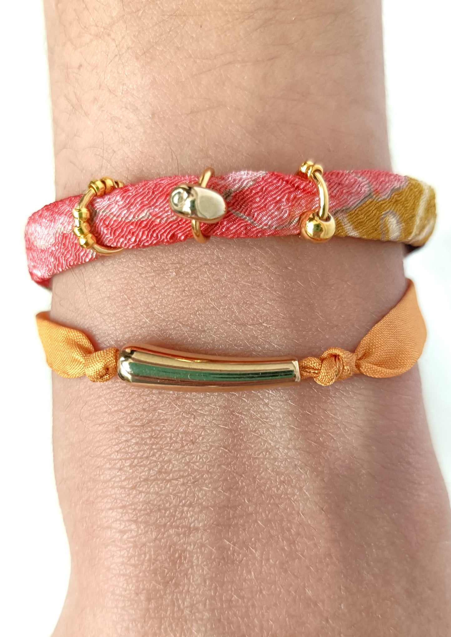 Pulsera doble de seda mostaza y cinta estampada con detalles dorados.