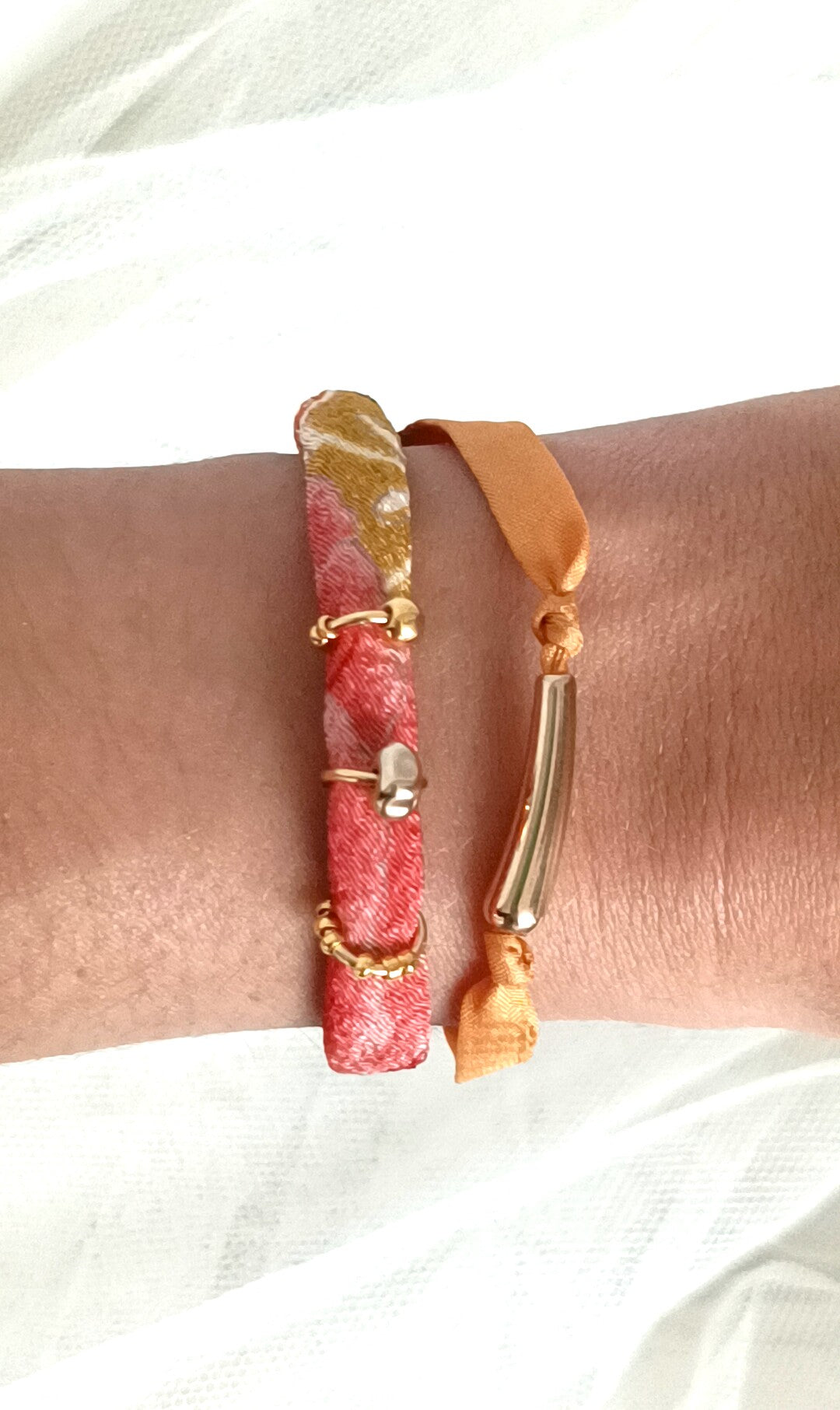 Pulsera doble de seda mostaza y cinta estampada con detalles dorados.