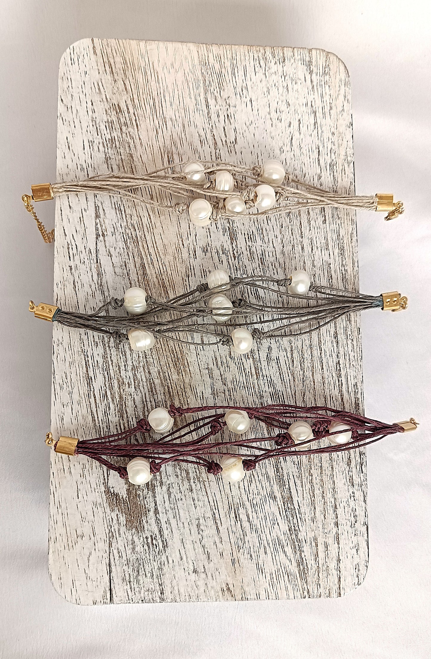 Pulsera de hilo de lino gris con perlas de agua dulce.