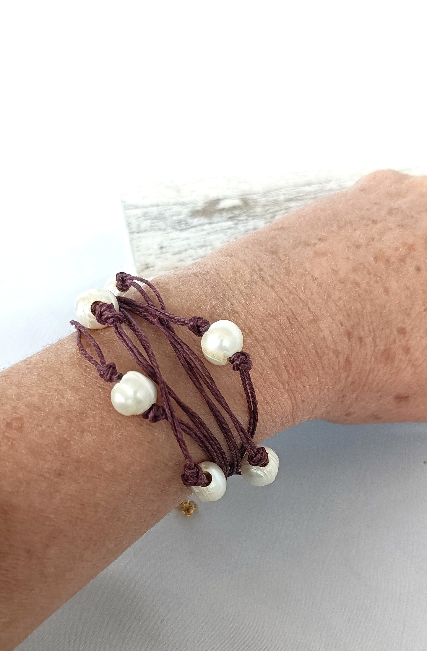 Pulsera de hilo de lino granate con perlas de agua dulce.
