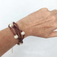 Pulsera de hilo de lino granate con perlas de agua dulce.