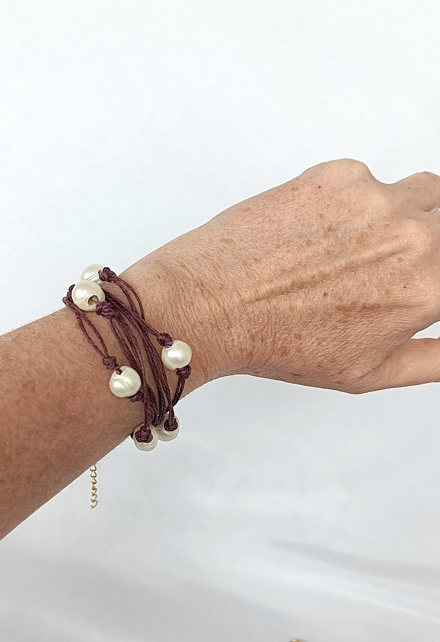 Pulsera de hilo de lino granate con perlas de agua dulce.