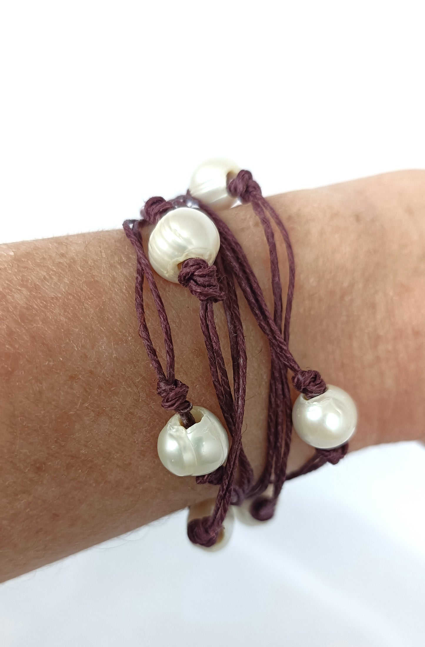 Pulsera de hilo de lino granate con perlas de agua dulce.