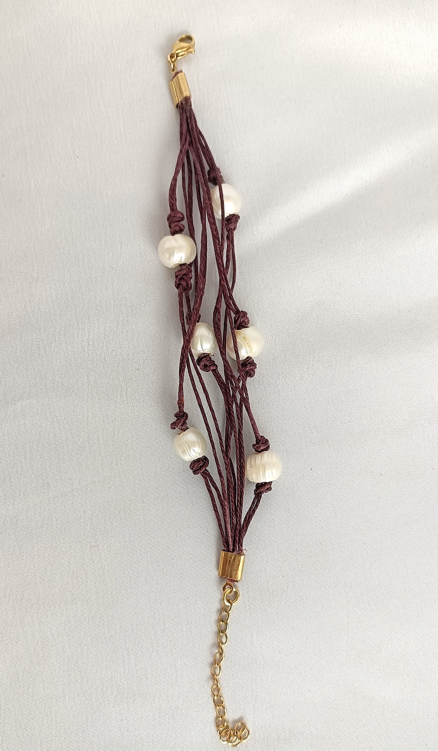 Pulsera de hilo de lino granate con perlas de agua dulce.
