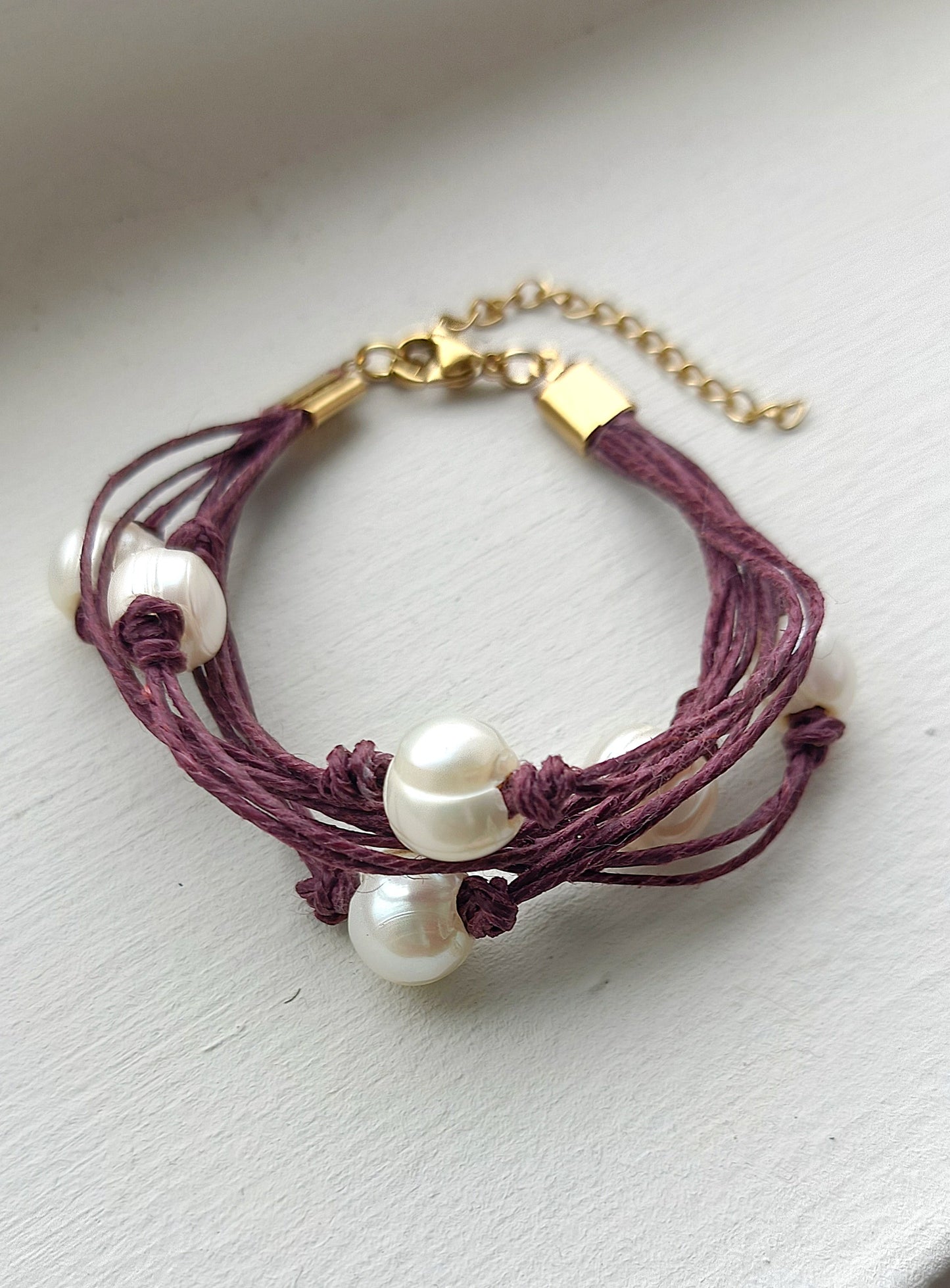 Pulsera de hilo de lino granate con perlas de agua dulce.