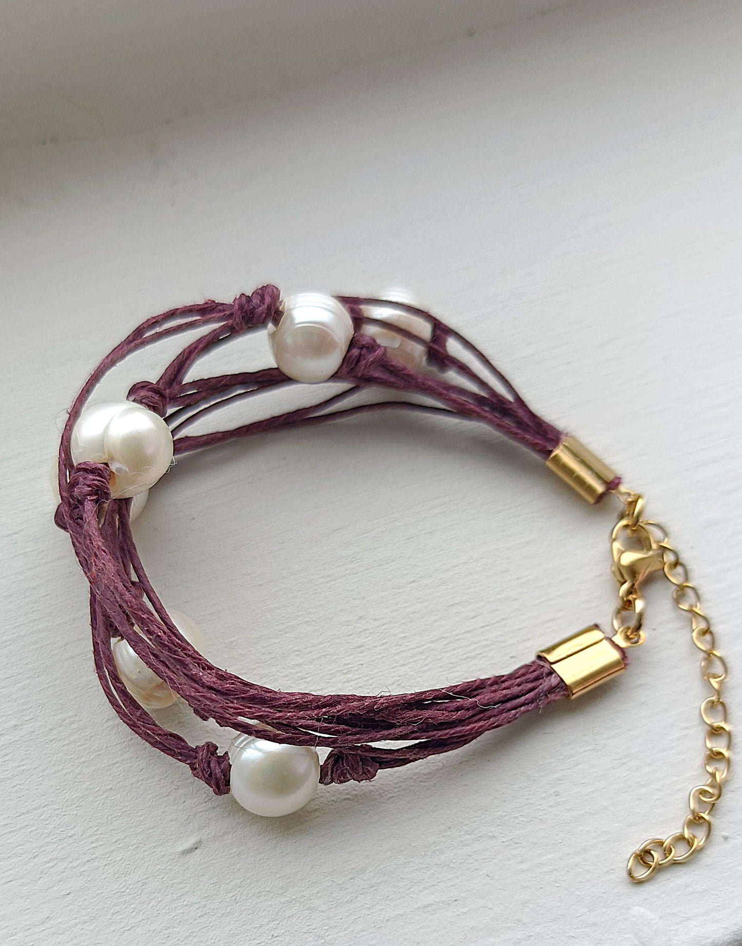 Pulsera de hilo de lino granate con perlas de agua dulce.
