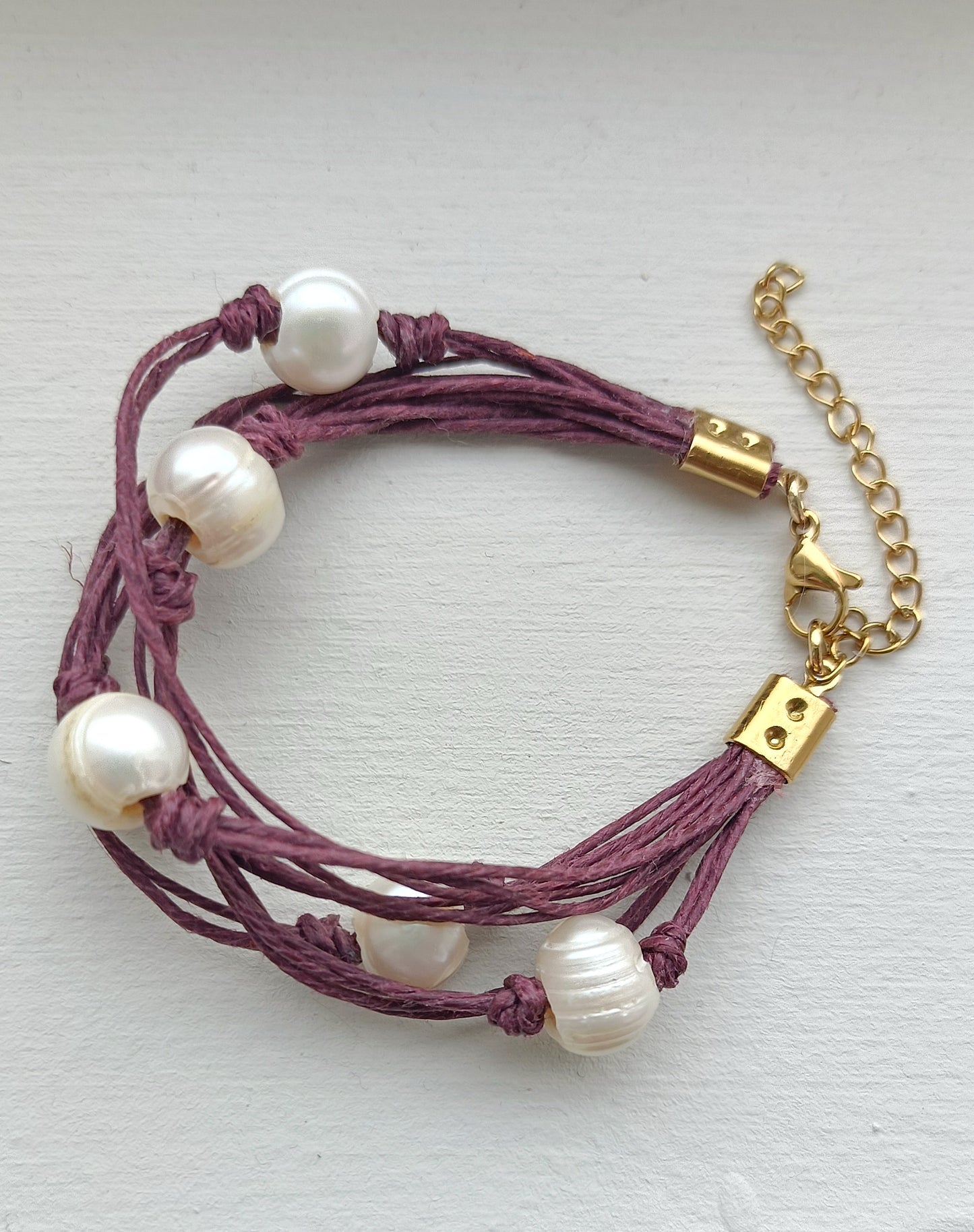 Pulsera de hilo de lino granate con perlas de agua dulce.