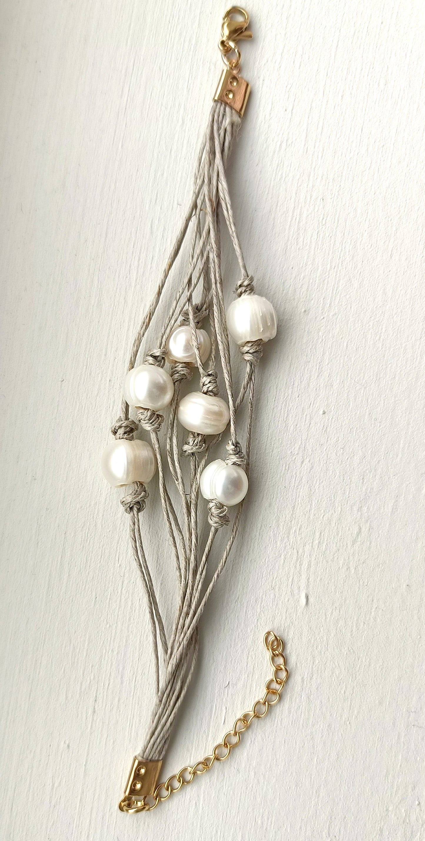 Pulsera de hilo de lino natural con perlas de agua dulce