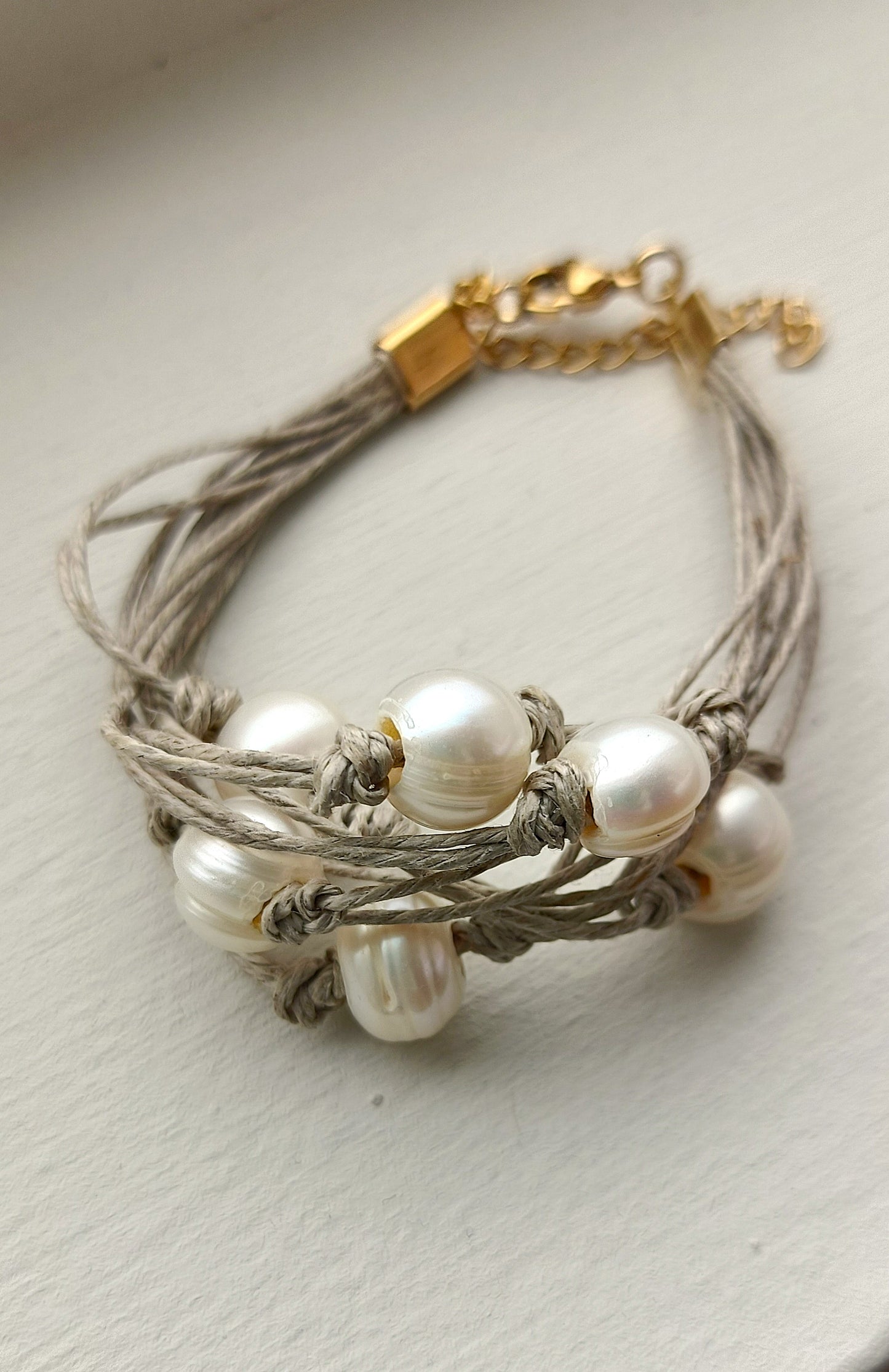 Pulsera de hilo de lino natural con perlas de agua dulce