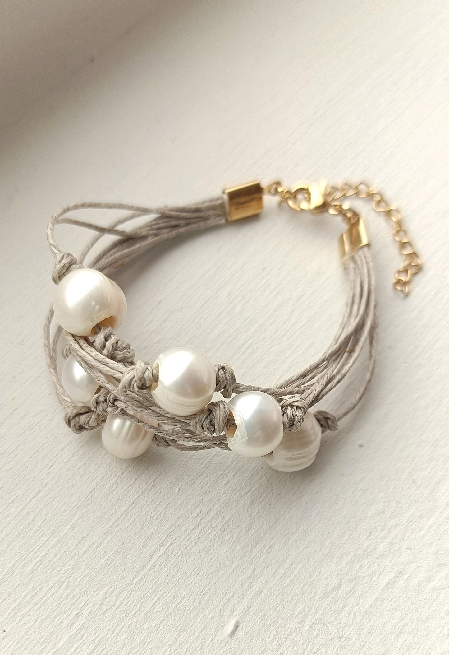 Pulsera de hilo de lino natural con perlas de agua dulce