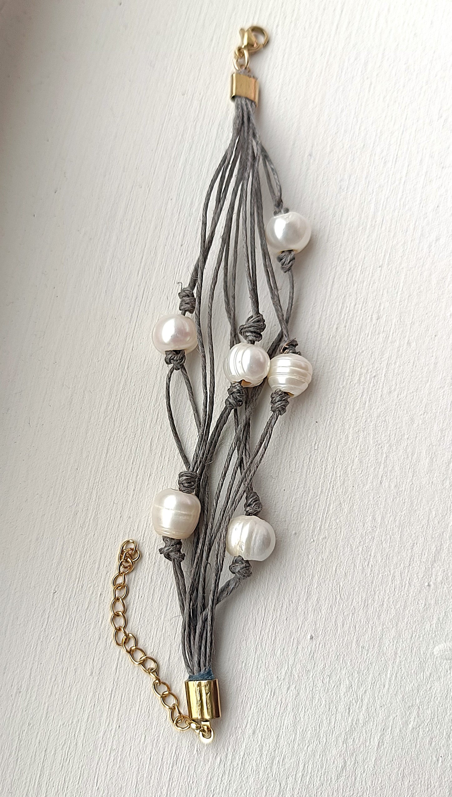 Pulsera de hilo de lino gris con perlas de agua dulce.