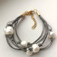 Pulsera de hilo de lino gris con perlas de agua dulce.