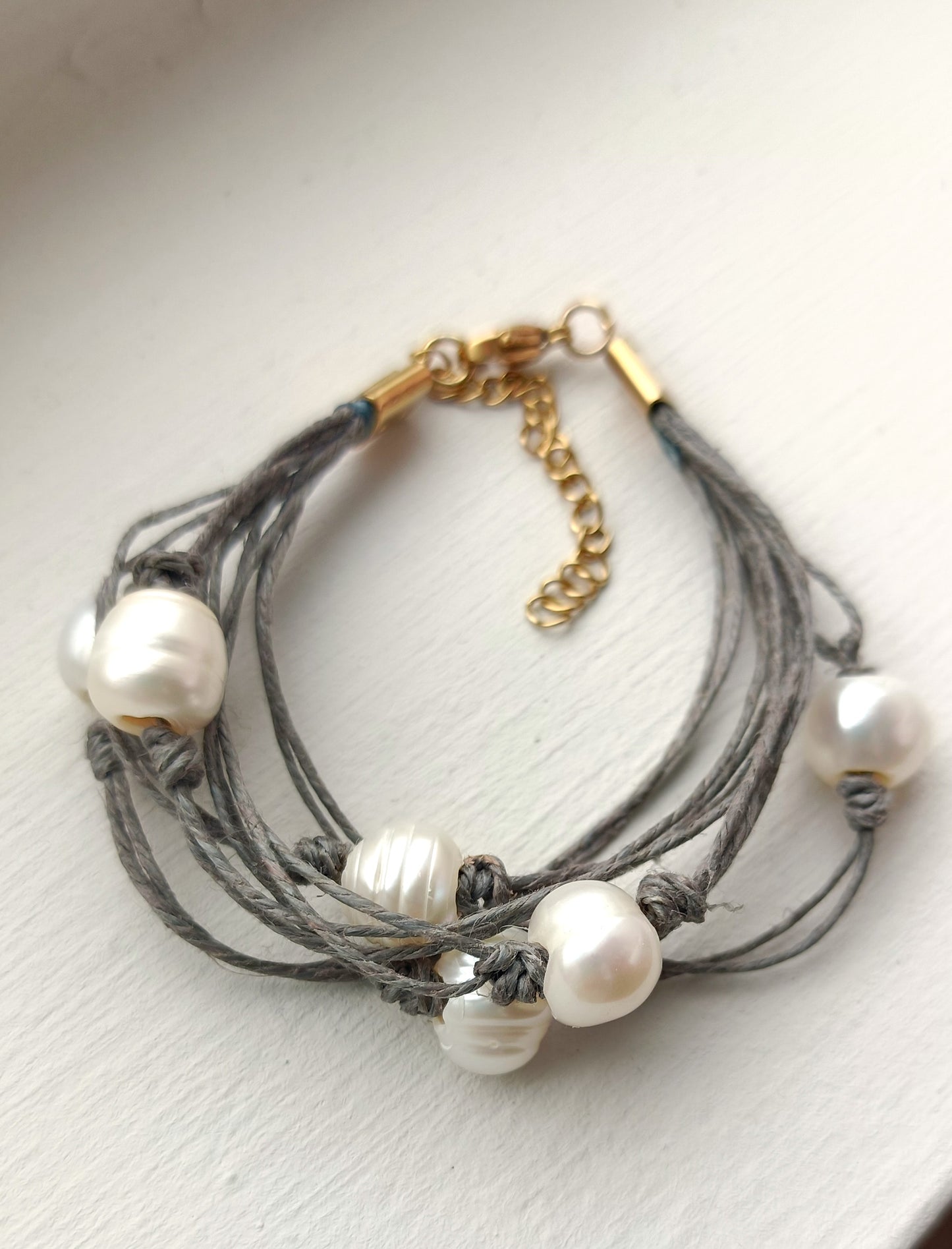 Pulsera de hilo de lino gris con perlas de agua dulce.