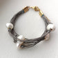 Pulsera de hilo de lino gris con perlas de agua dulce.