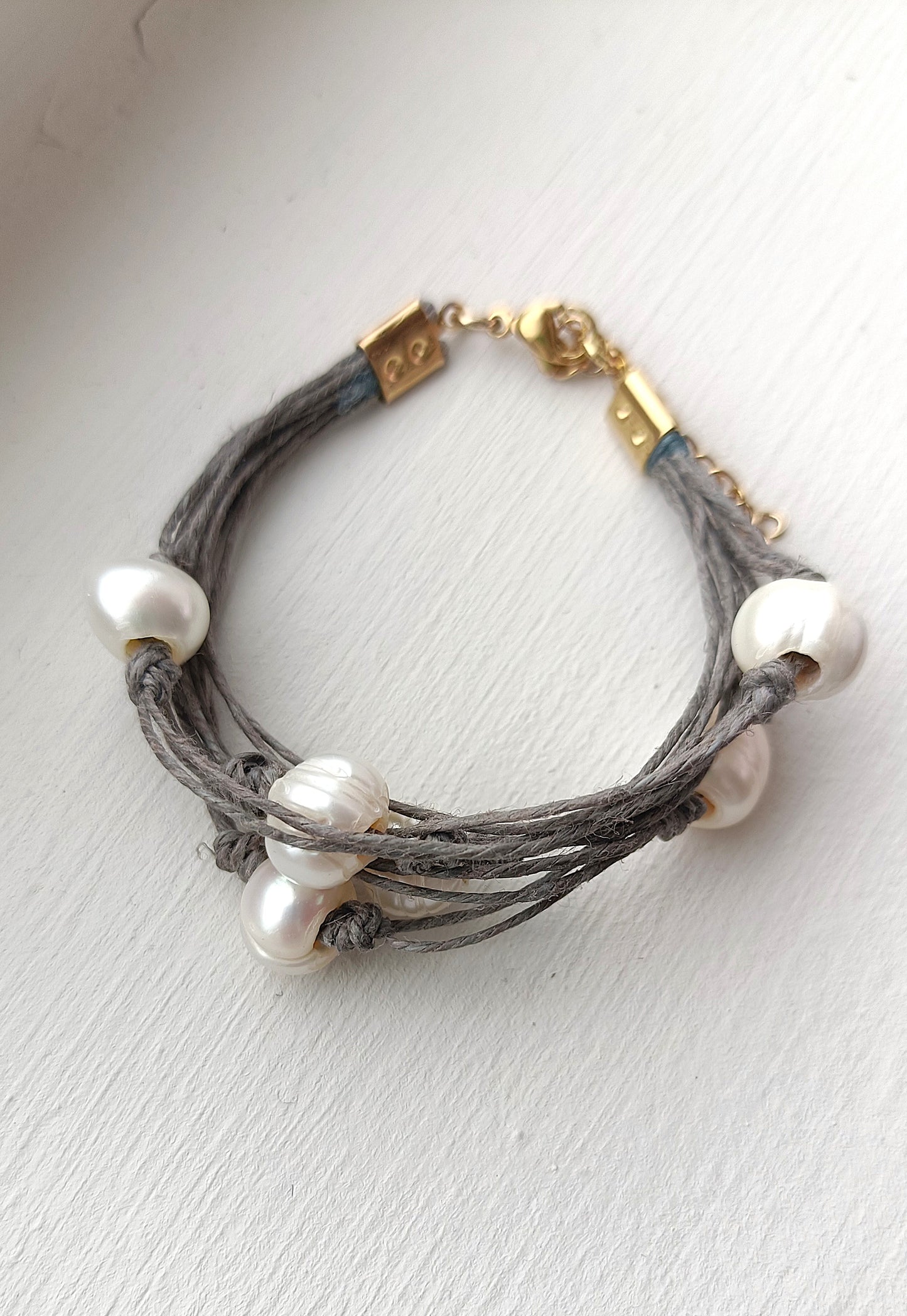 Pulsera de hilo de lino gris con perlas de agua dulce.