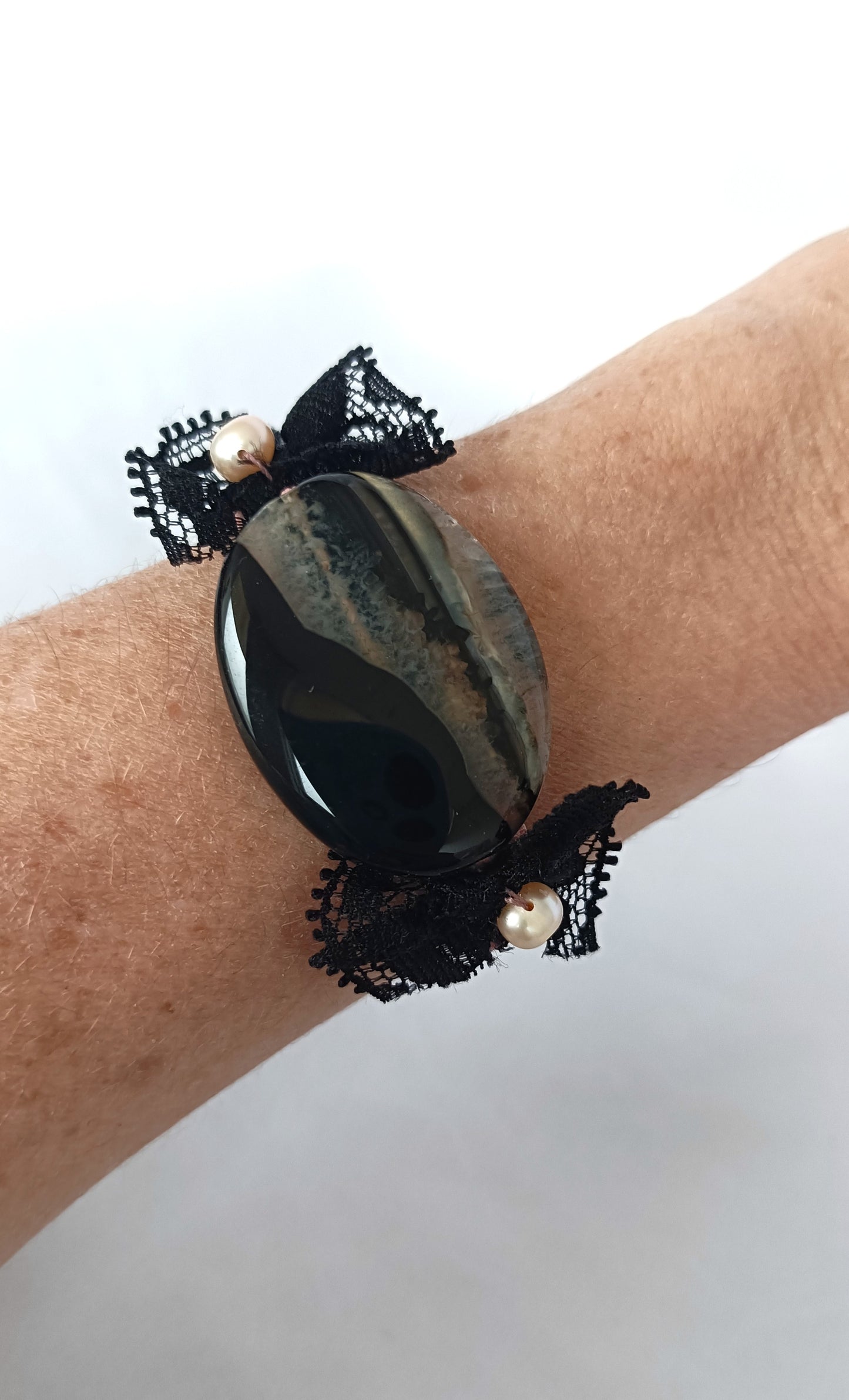 Pulsera de terciopelo rosa con ágata negra y perlas de río.