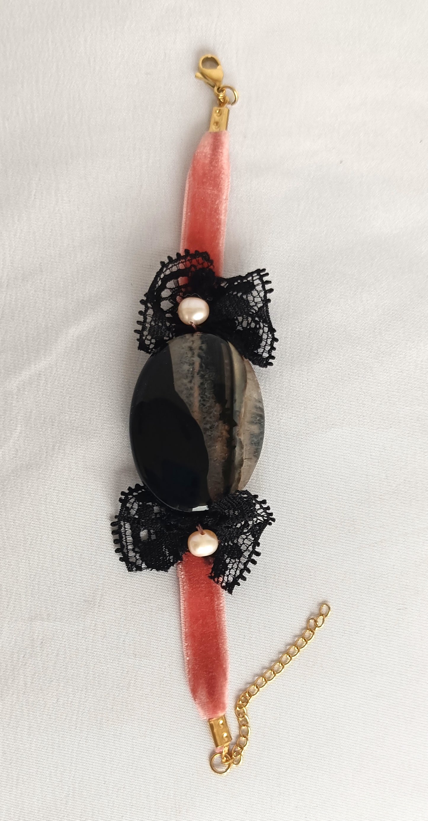 Pulsera de terciopelo rosa con ágata negra y perlas de río.