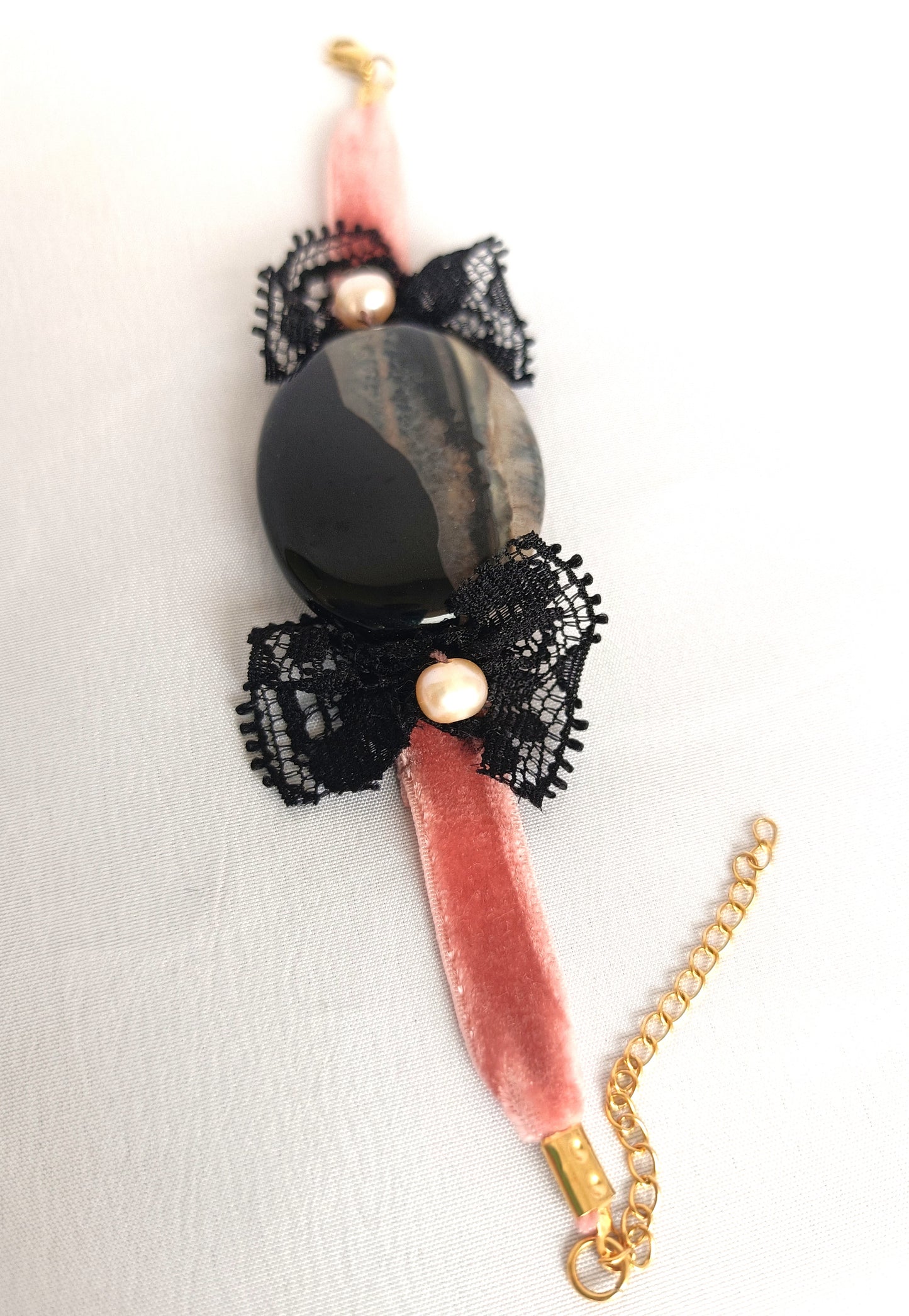 Pulsera de terciopelo rosa con ágata negra y perlas de río.