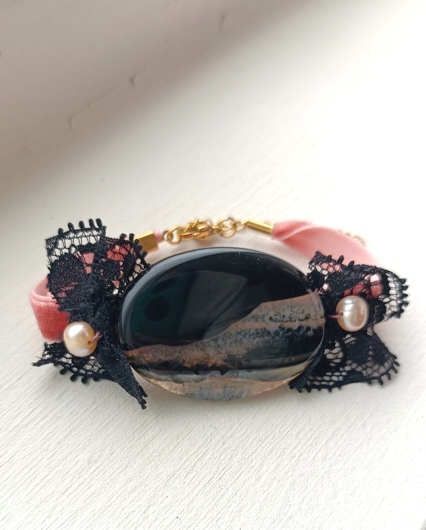Pulsera de terciopelo rosa con ágata negra y perlas de río.