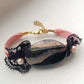 Pulsera de terciopelo rosa con ágata negra y perlas de río.