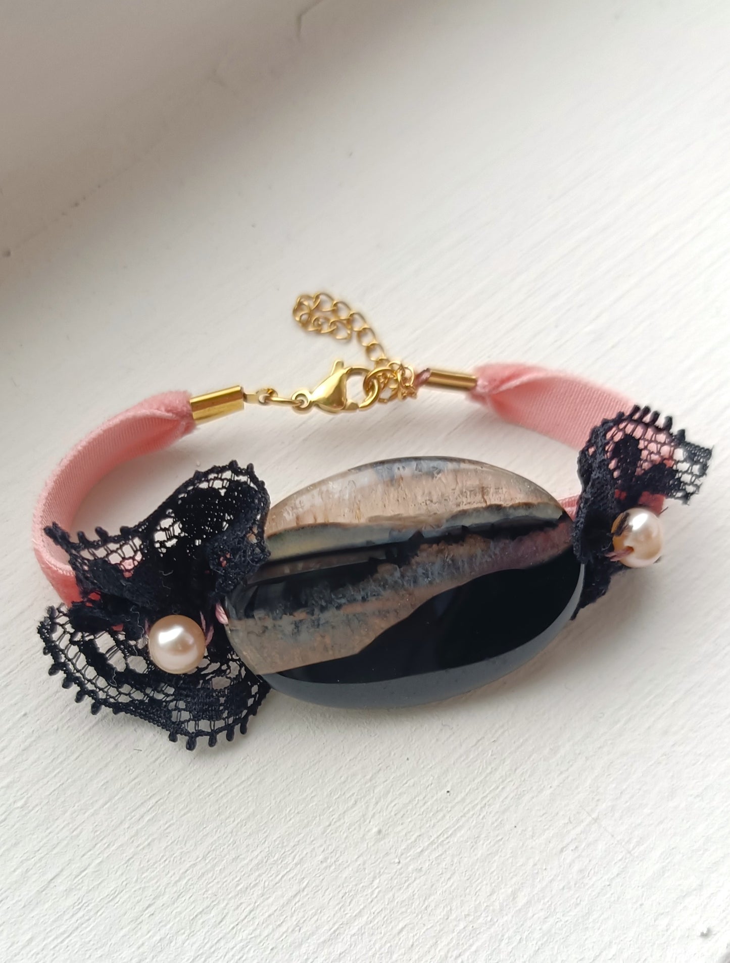 Pulsera de terciopelo rosa con ágata negra y perlas de río.