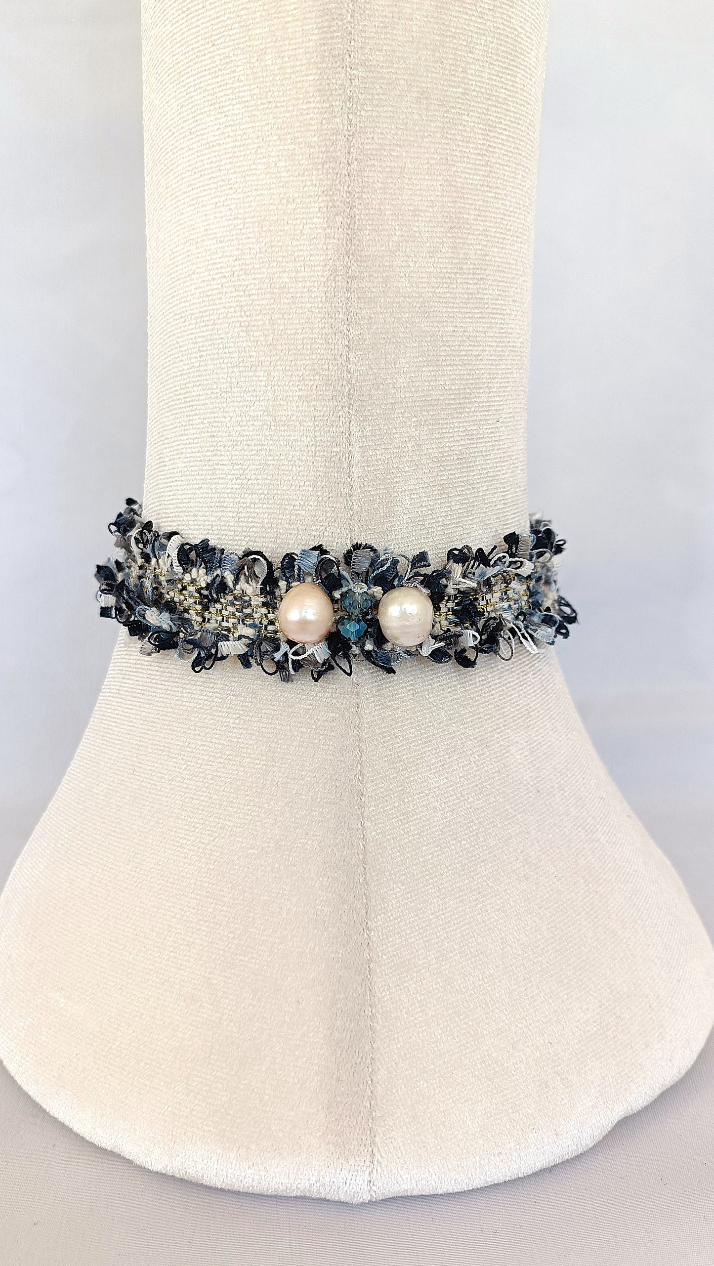 Choker de tweed con perlas naturales y cristales azules.