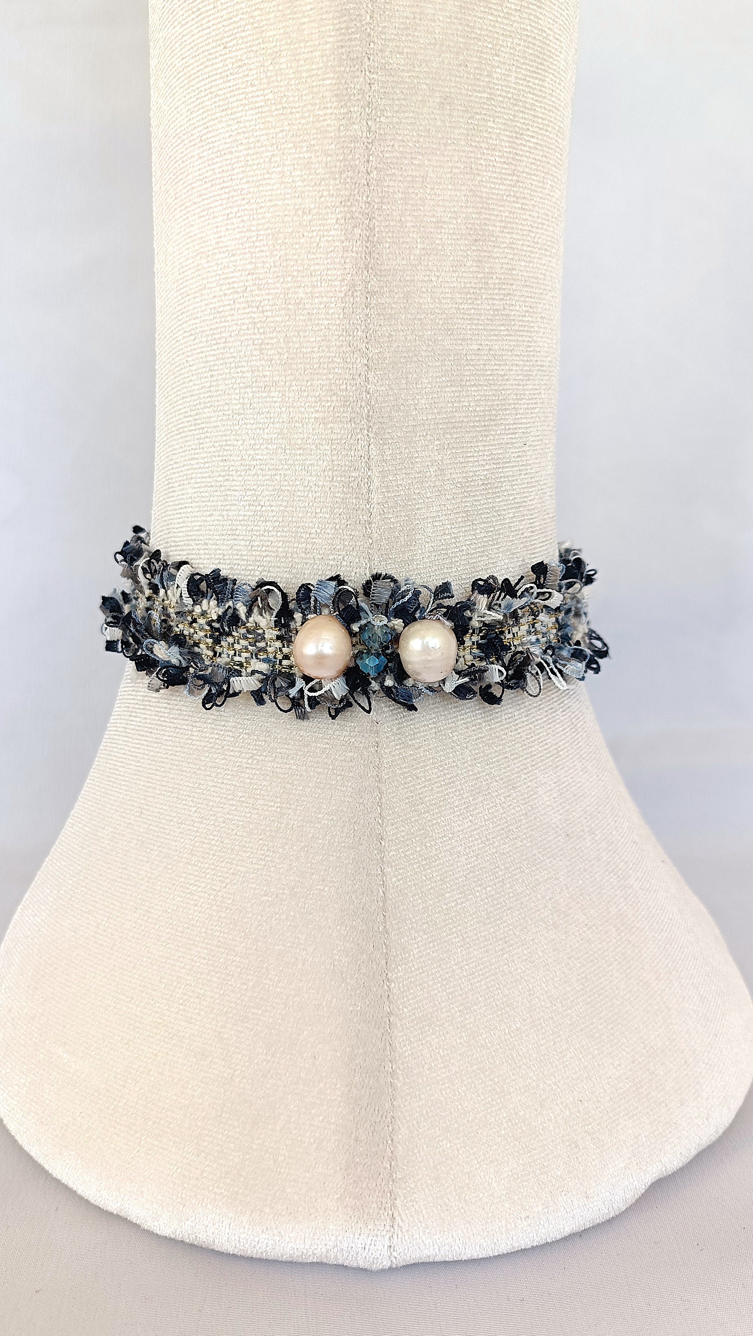 Choker de tweed con perlas.