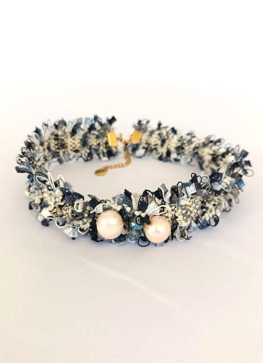Choker de tweed con perlas.