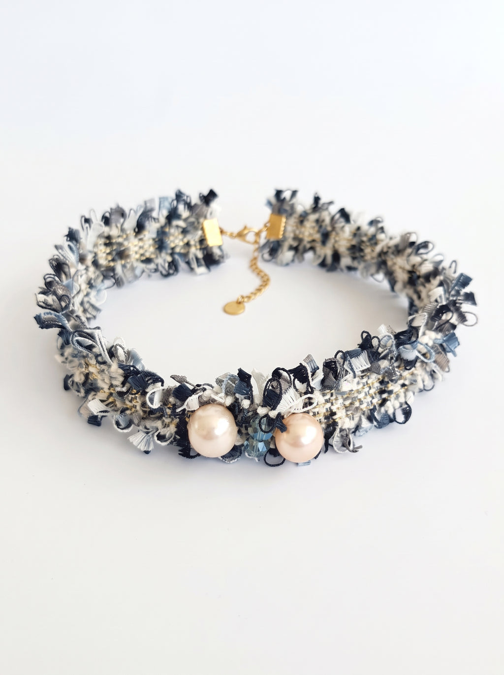 Choker de tweed con perlas.