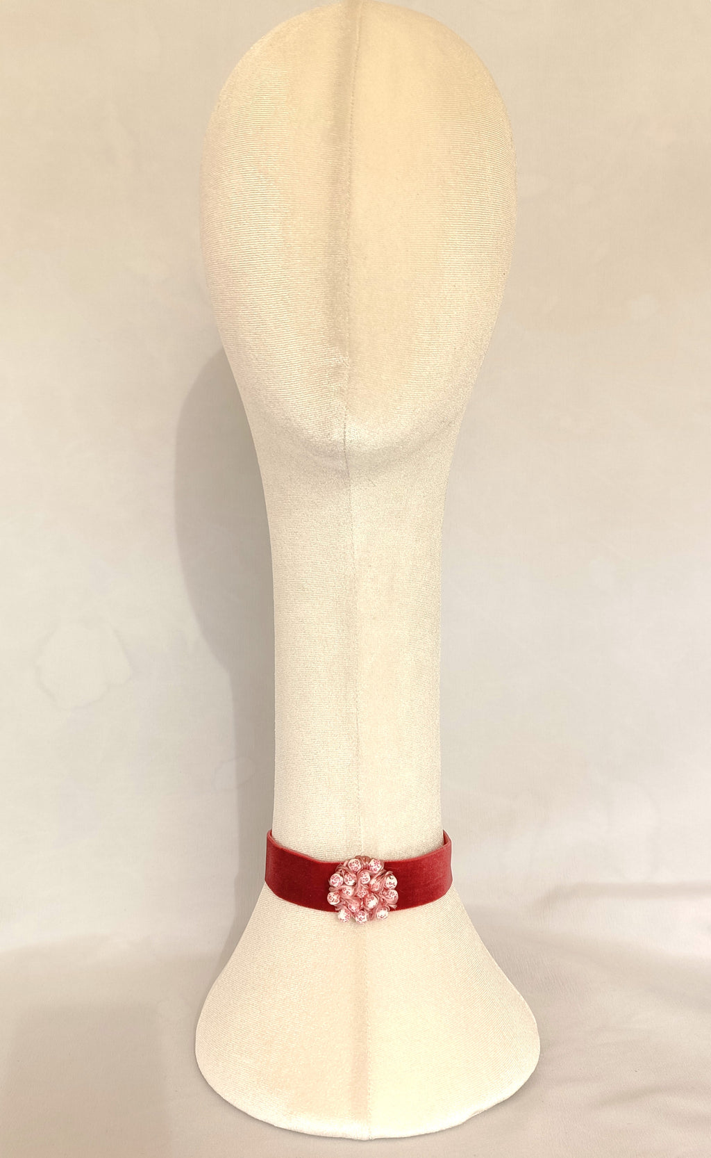 Choker rosa palo con detalle entrelazado.