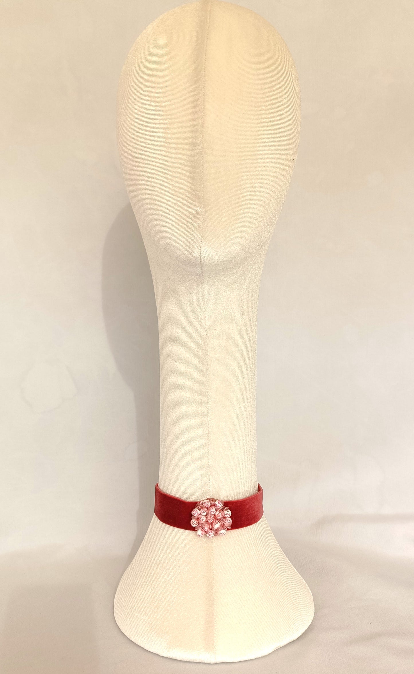 Choker rosa palo con detalle entrelazado.