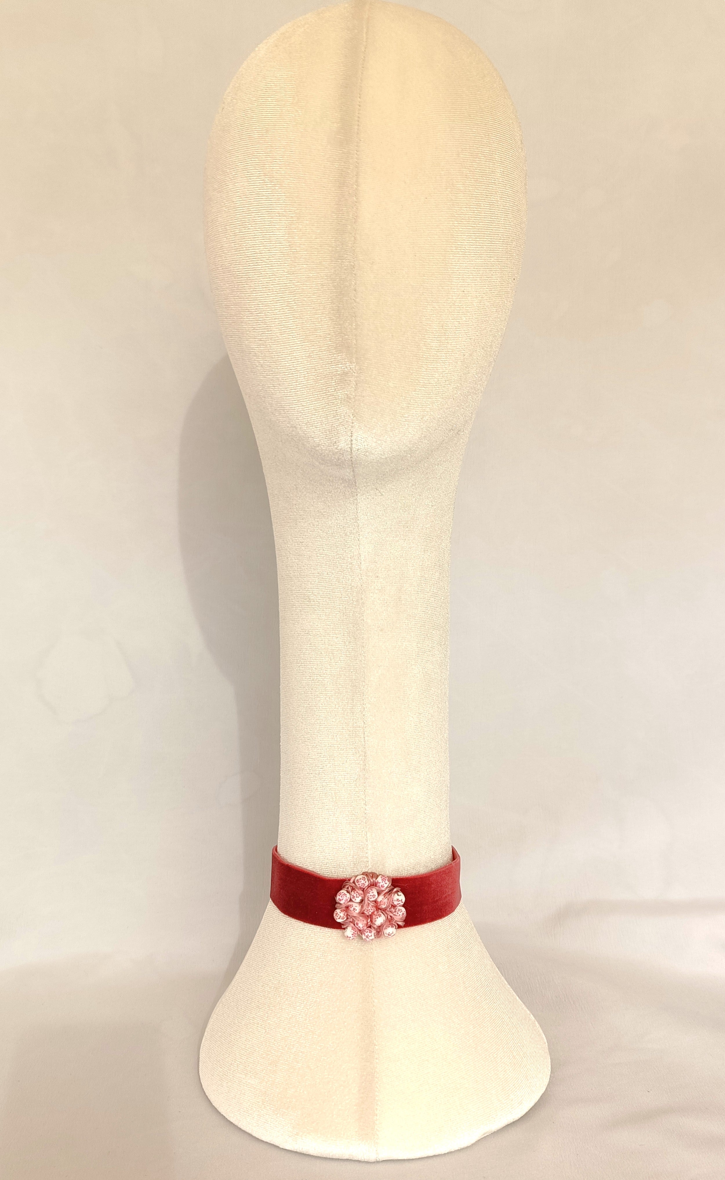 Choker rosa palo con detalle entrelazado.