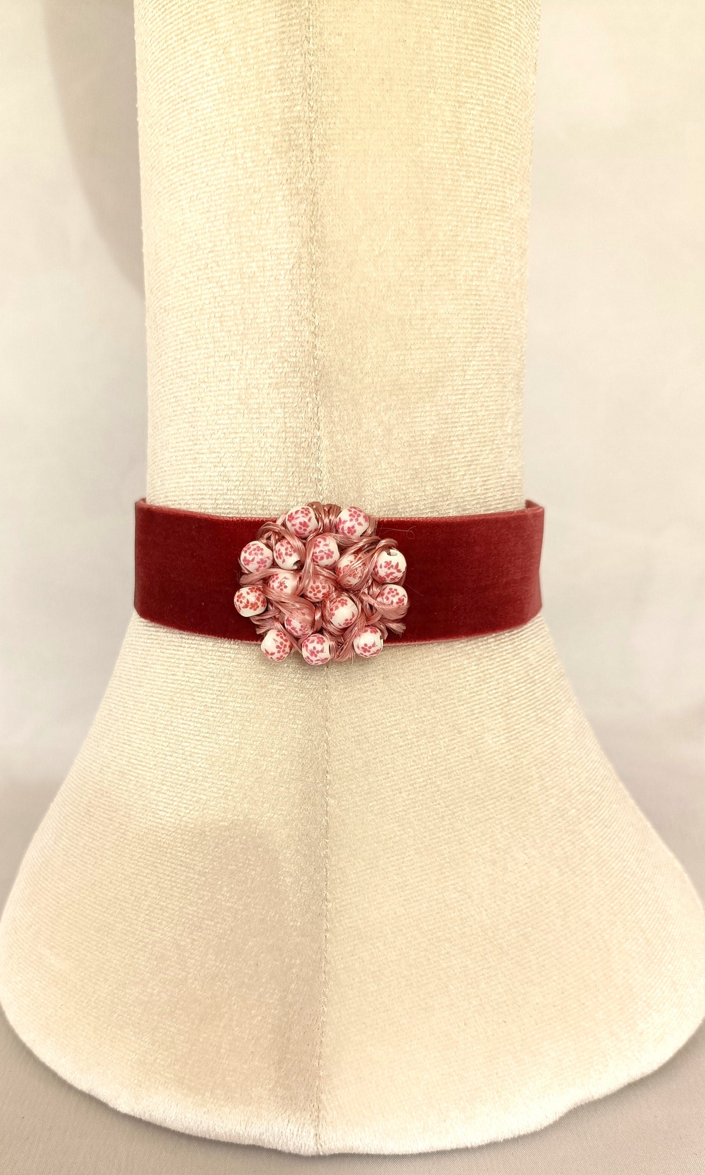 Choker rosa palo con detalle entrelazado.